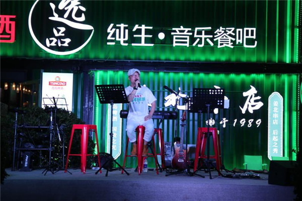  將復(fù)古女郎“請(qǐng)”到啤酒節(jié)，用年輕人的語(yǔ)言講述百年青啤的“新故事”