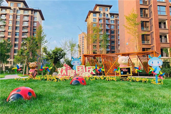 龍湖智慧服務(wù)濰坊區(qū)域居民喜迎中秋節(jié) 舉辦善親游園會，現(xiàn)場制作月餅拍攝全家福