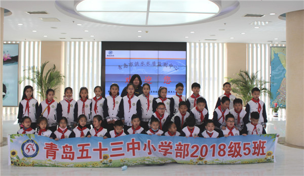 60余名家長和師生走進(jìn)青島水質(zhì)監(jiān)測中心探索自來水奧秘