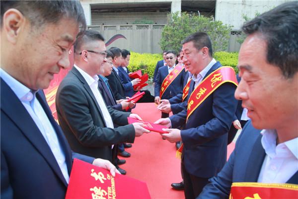 青島水務海潤自來水集團舉辦員工實作室、青年技術人才培訓基地啟動暨導師帶徒簽約儀式