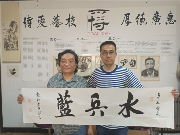 中國著名書法家“當(dāng)代經(jīng)生”——郭立激情書寫“水兵藍(lán)”