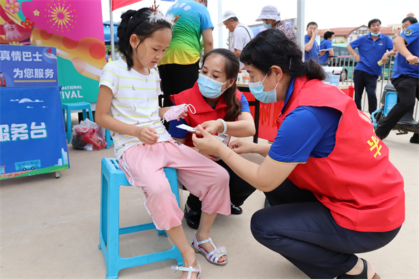 兩天運(yùn)客近20萬 啤酒節(jié)背后的青島真情