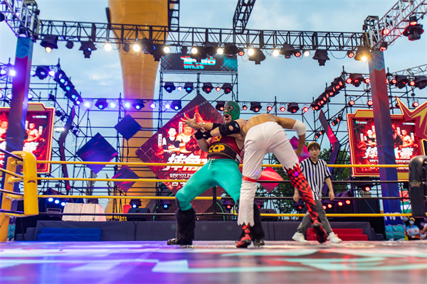 8米空中舞臺抬頭就能看！金沙灘啤酒城“夠吸睛”  