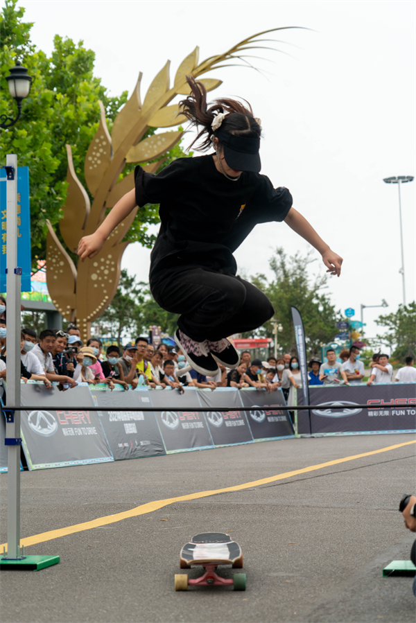 “真潮”青島自由式輪滑邀請賽 開賽