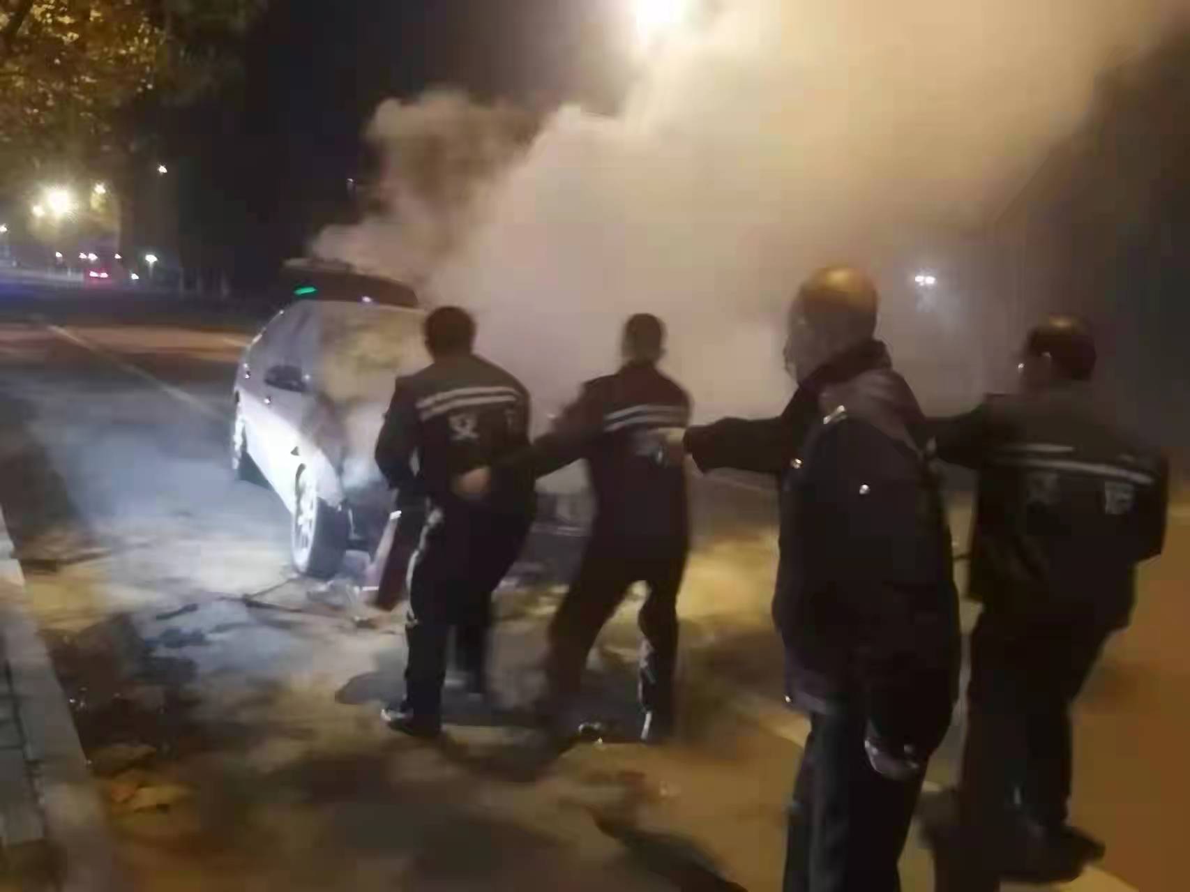 路遇轎車自燃險情，交運好人接力救火感人