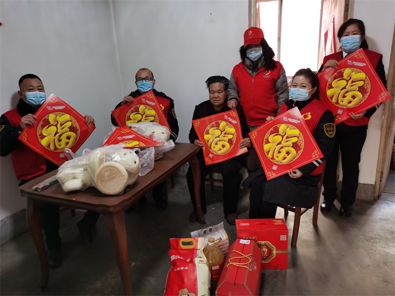 青島萊西：交運(yùn)“馨月湖”志愿者為空巢老人送年貨