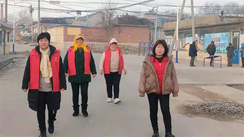 青島萊西:網(wǎng)格員、志愿者巡防，助力＂平安南墅＂建設(shè)