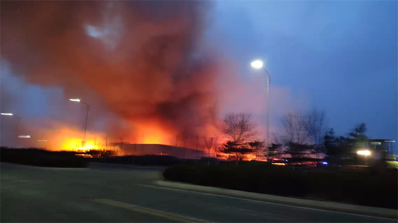平度新河化工科技產(chǎn)業(yè)基地海灣熱電廠倉(cāng)庫(kù)失火 方圓三公里可見(jiàn)濃煙