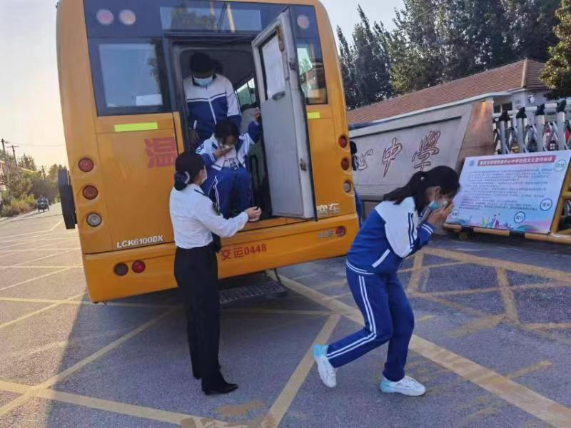 交運(yùn)萊西240部校車開展秋季應(yīng)急演練